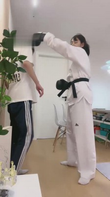 图片[4]-【一诺大小姐】教跆拳道素人踢踹狗 bf13665-绳艺资料库