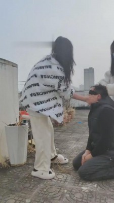 图片[2]-【最抗揍的是我吗】阳台被精神小妹虐打 bf6746-绳艺资料库
