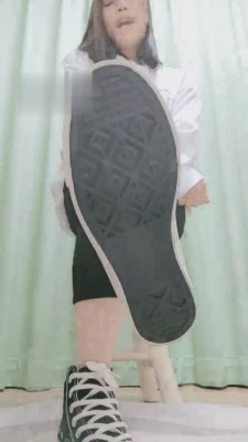 图片[1]-【妮蔻】第一视角-帆布鞋白袜裸足羞辱 bf4641-绳艺资料库