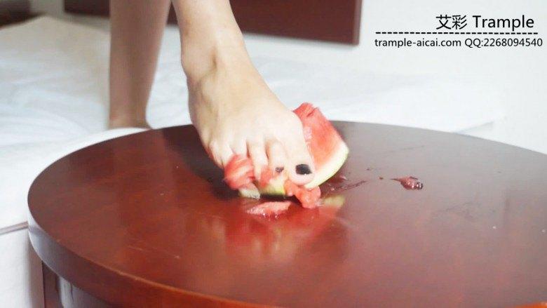 图片[1]-学生女主佳佳踩过的水果和脚尖上的酸奶-绳艺资料库