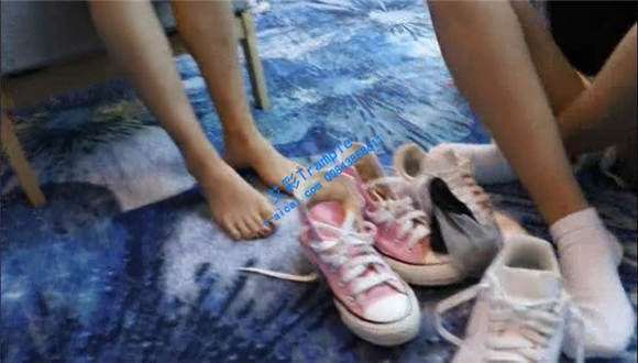 图片[8]-两女孩运动鞋袜子裸足-绳艺资料库