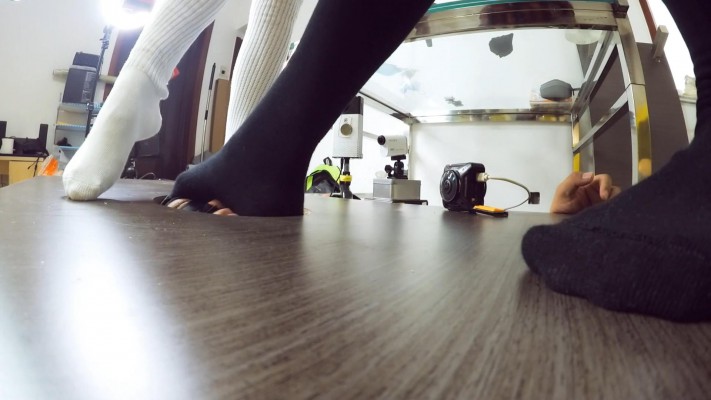 图片[19]-婧意双S全语言 学姐运动鞋长棉袜玩踩人脸地板 偷窥的代价第一集-绳艺资料库