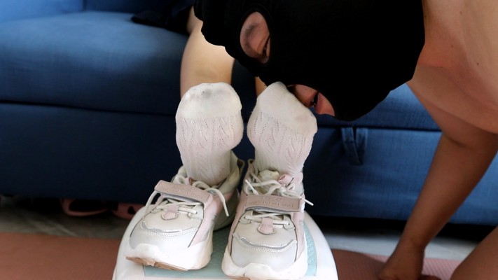 图片[20]-【珊瑚湾】Baby 秀运动鞋白袜脚底 少量跪舔-绳艺资料库