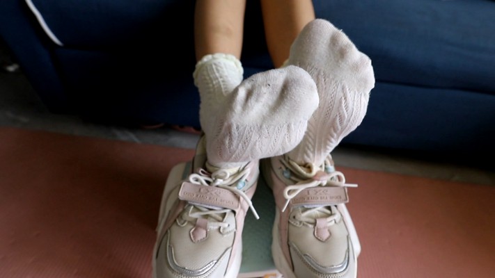 图片[17]-【珊瑚湾】Baby 秀运动鞋白袜脚底 少量跪舔-绳艺资料库
